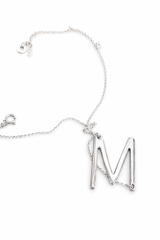 Mey Initial Letter Plateado