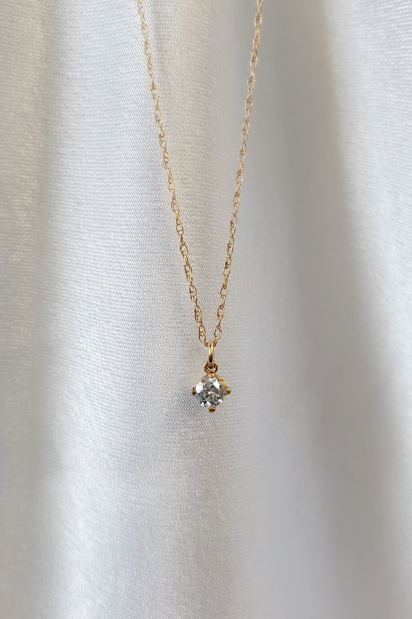 Oro sólido: Obby Moissanite